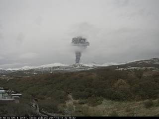 Сегодня утром вулкан Эбеко на острове Парамушир выбросил столб пепла на высоту до 2.5 км.