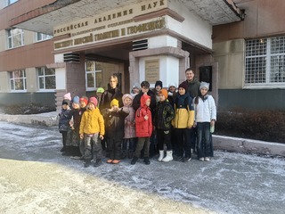 Члены клуба юных биологов Сахалинского зооботанического парка посетили ИМГиГ ДВО РАН с научно-познавательной экскурсией